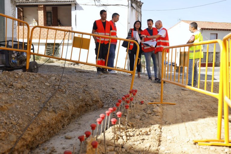 El Ayuntamiento acondiciona y renueva el alumbrado de la calle Campamento de Juslibol