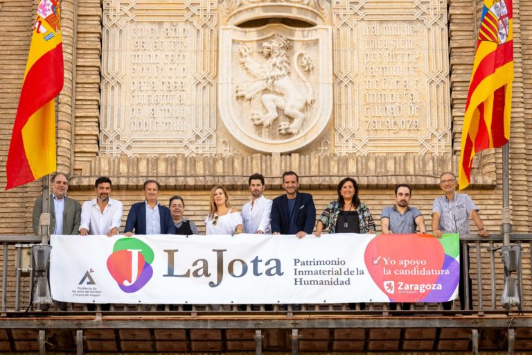 El balcón principal del Ayuntamiento de Zaragoza luce una pancarta de apoyo a la jota