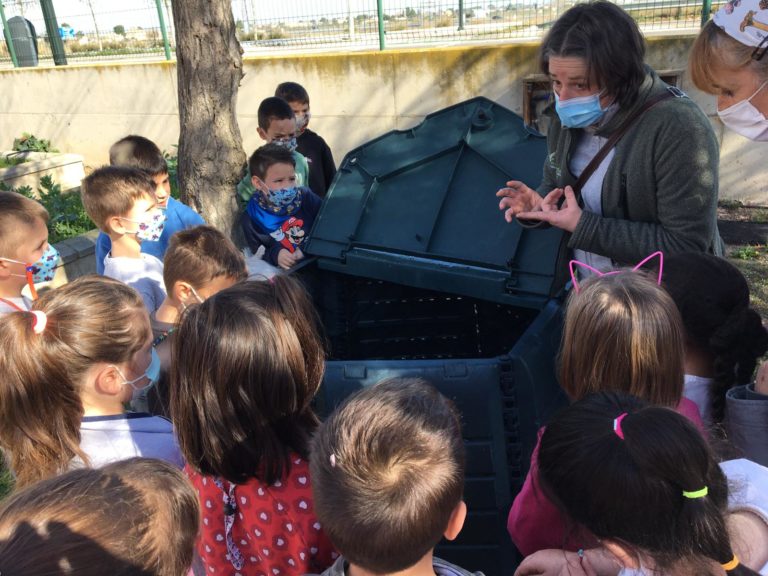 Medio Ambiente ampliará a 13 centros educativos el programa piloto de compostaje escolar