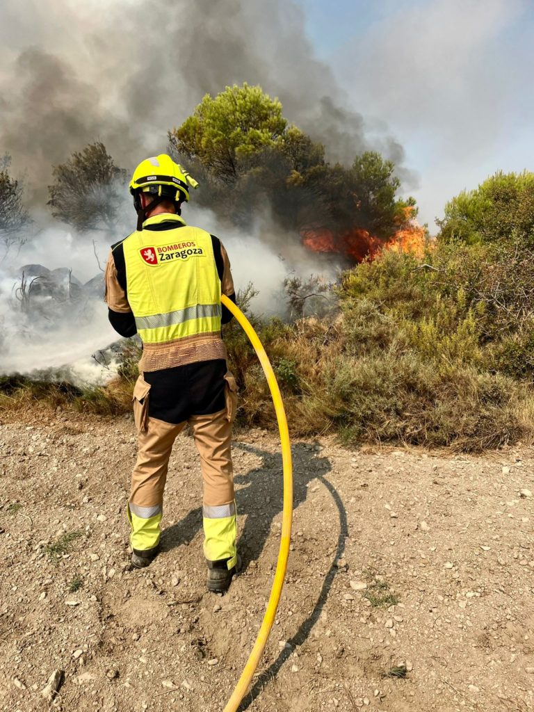 Los Bomberos de Zaragoza colaboran en las labores de extinción del incendio del Moncayo