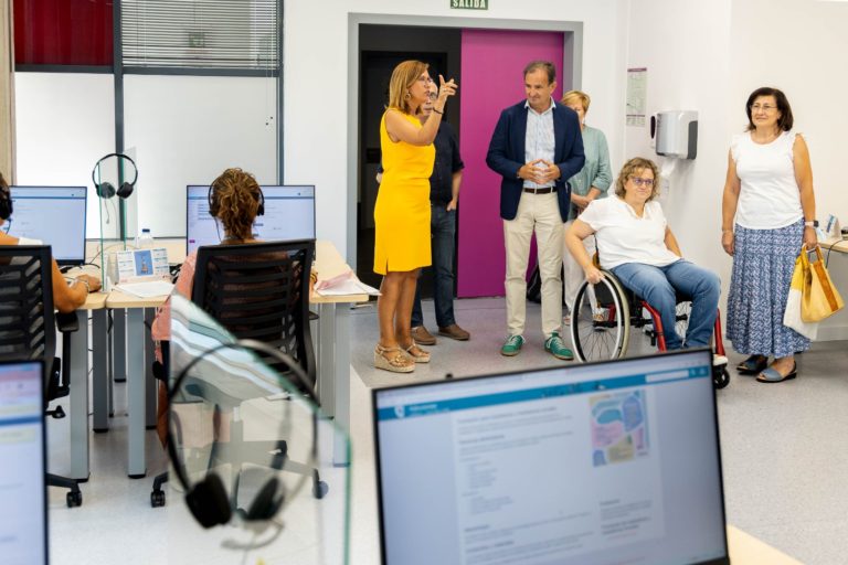 La nueva central telefónica de los servicios sociales municipales atiende 10.627 llamadas en su primer mes bajo la gestión de Fundación Dfa