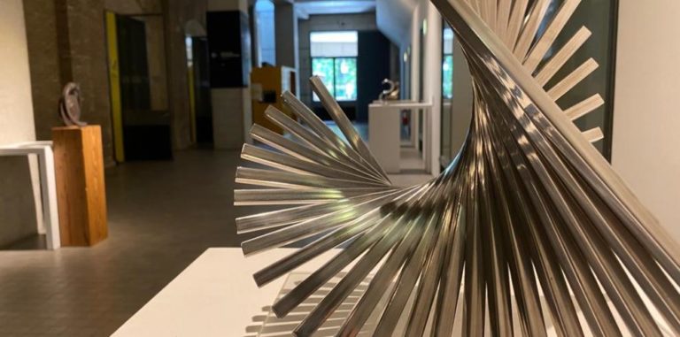 El museo Pablo Serrano expone hasta el 20 de noviembre cinco esculturas que insinúan movimiento al espectador