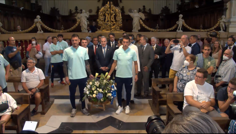El Real Zaragoza, encabezado por Jorge Mas, realiza la habitual ofrenda a la Virgen del Pilar