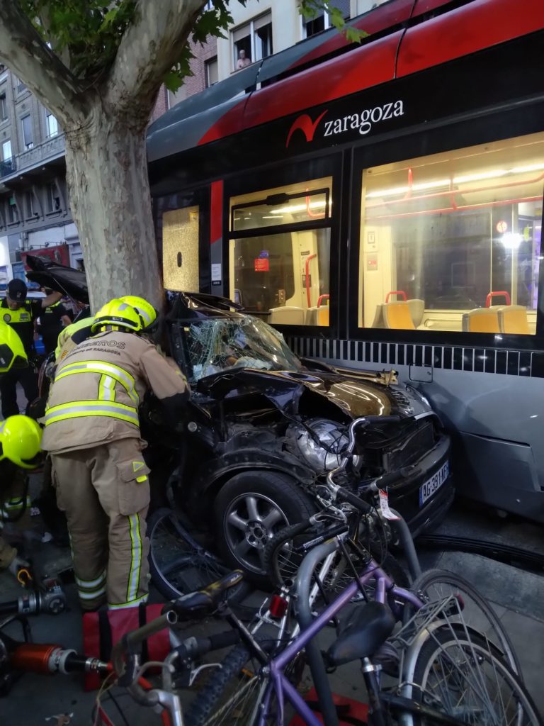 Dos personas han tenido que ser excarceladas de un vehículo empotrado contra un tranvía