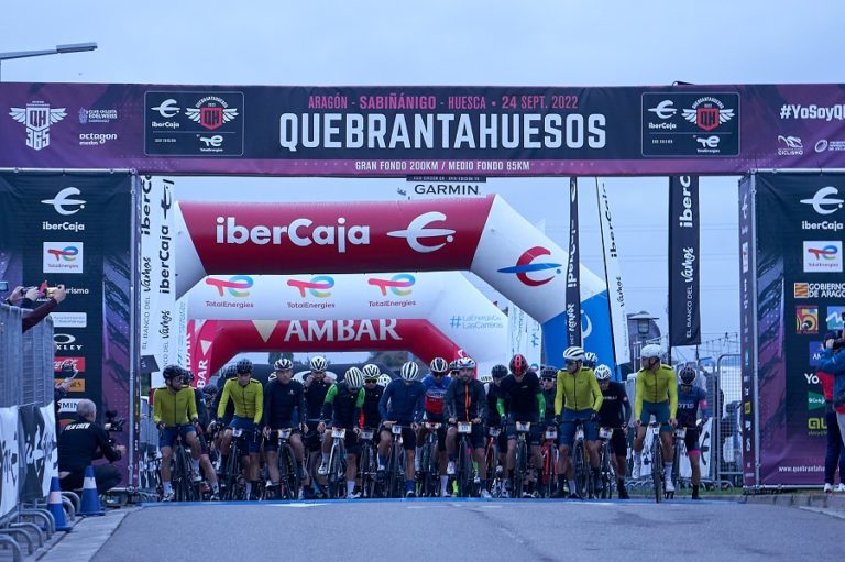 El buen tiempo marca la XXXI edición de la Quebrantahuesos con una participación de 3.500 ciclistas entre ambas pruebas