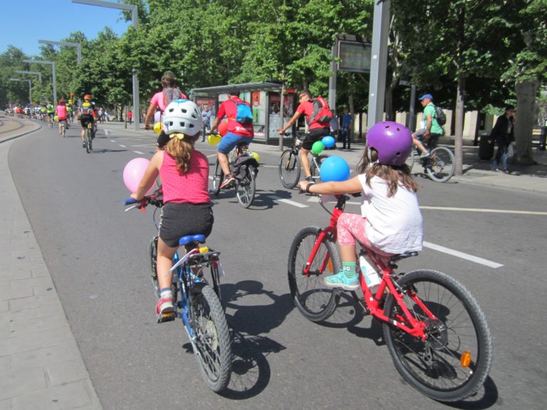 La XVI Bicicletada Escolar volverá a llenar de bicis las calles de Zaragoza este domingo