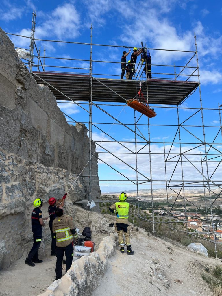 Los bomberos rescatan a una restauradora tras caer en el Castillo de Cadrete
