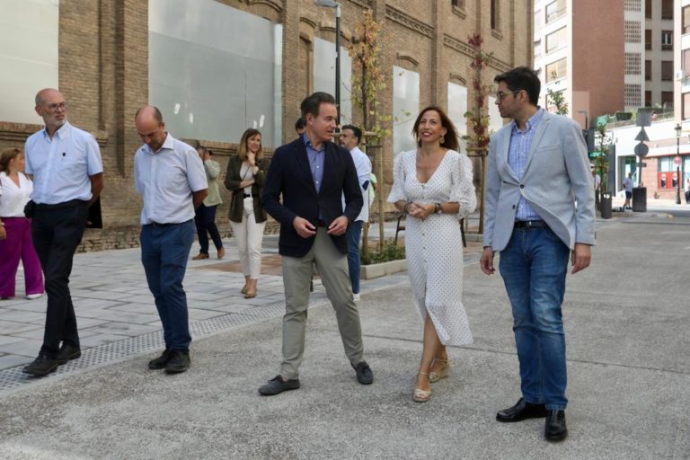 La calle Ramón Celma reformada a vía prioritariamente peatonal con árboles