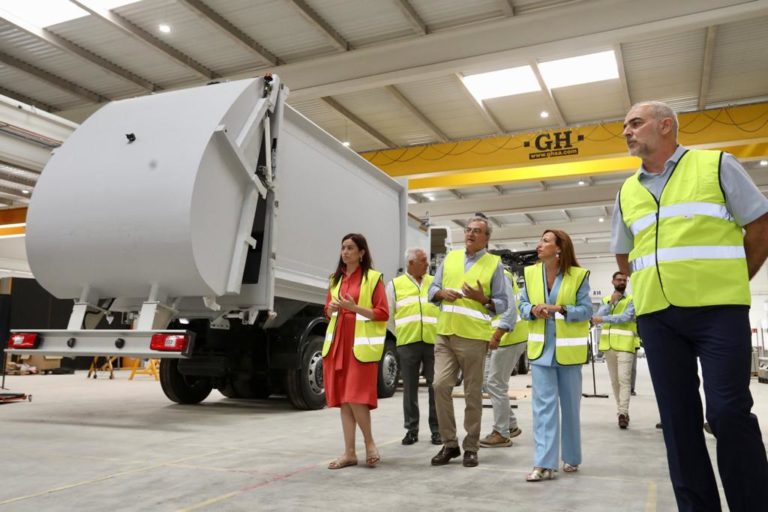 Chueca visita Grupo Ferruz donde se están fabricando ocho nuevos camiones de carga lateral para la recogida de residuos en la ciudad