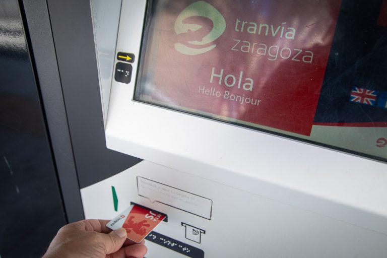 El Tranvía de Zaragoza incorpora recarga de abonos bonificados para Carné Joven y Familia Numerosa en sus expendedoras