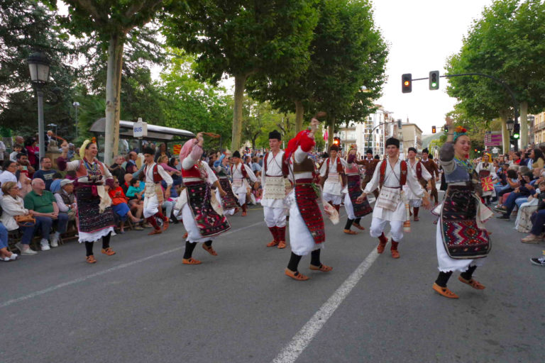 El Festival Folklórico de los Pirineos finaliza con un desfile y gran participación de público