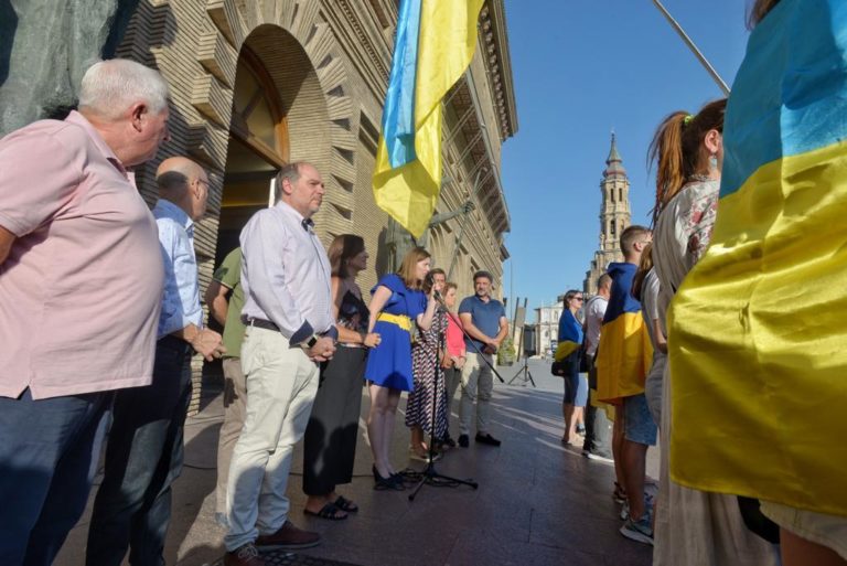 Cadena humana de la comunidad ucraniana de Zaragoza por el día de la independencia