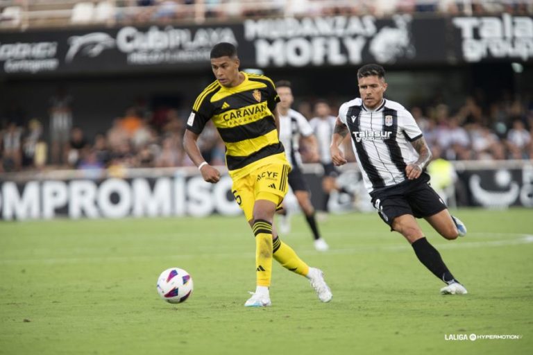 Santiago Mouriño debutó con el Real Zaragoza en la victoria ante el Cartagena acompañando a Jair Amador en el eje de la zaga