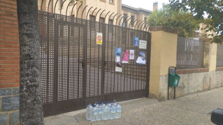 El Ayuntamiento de Tarazona entrega agua embotellada a centros con comedor escolar