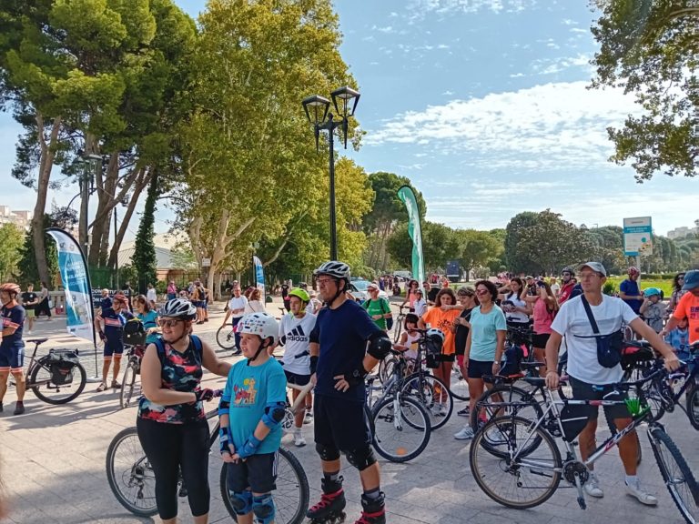 La III Marcha Familiar Sostenible llena de bicis el Parque Grande