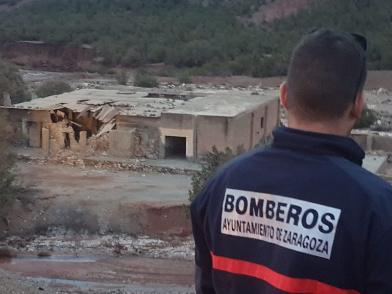 Los Bomberos de Zaragoza comienzan las labores de rescate en Amizmiz (Marruecos)