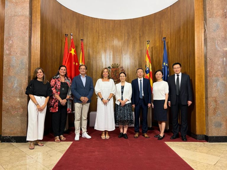 La alcaldesa de Zaragoza recibe a una delegación de la ciudad china de Cantón