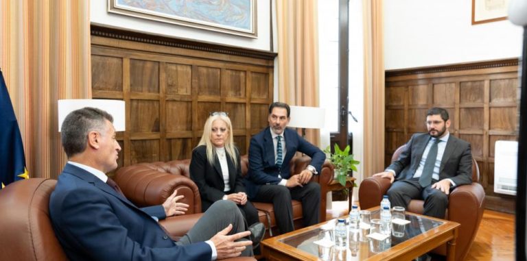 El vicepresidente, Alejandro Nolasco, visita el Tribunal Superior de Justicia de Aragón, donde ha sido recibido por su presidente, Manuel Bellido.