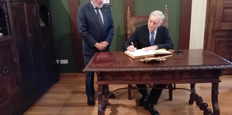 Octavio López firma en el Libro de Oro de Calatayud