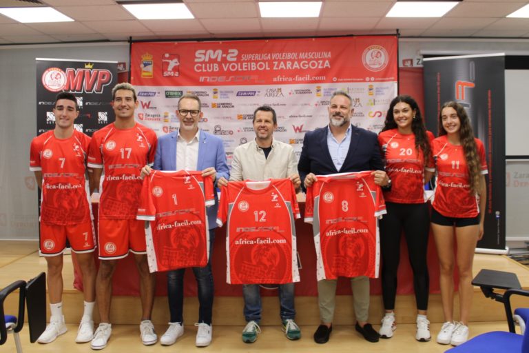 El Club Voleibol Zaragoza realiza su presentación oficial antes de la disputa de la final de la Copa Aragón
