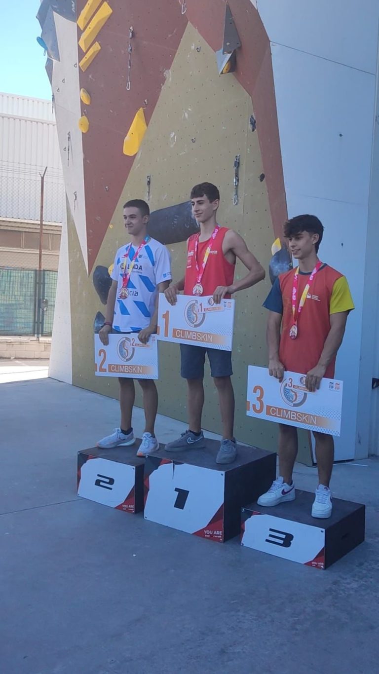 Los escaladores aragoneses Santiago Oronich y Eloi Lorente continúan líderes de sus categorías después de una nueva prueba de la Copa de España de Escalada de Dificultad