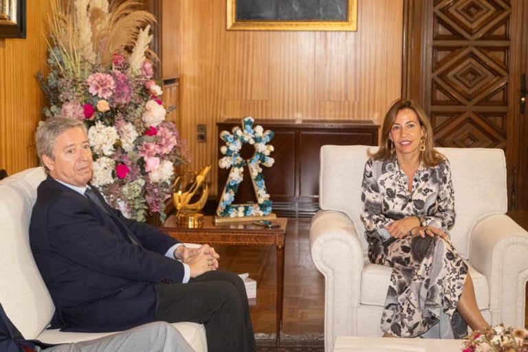 Reunión protocolaria de la alcaldesa y el presidente de la Cámara de Cuentas