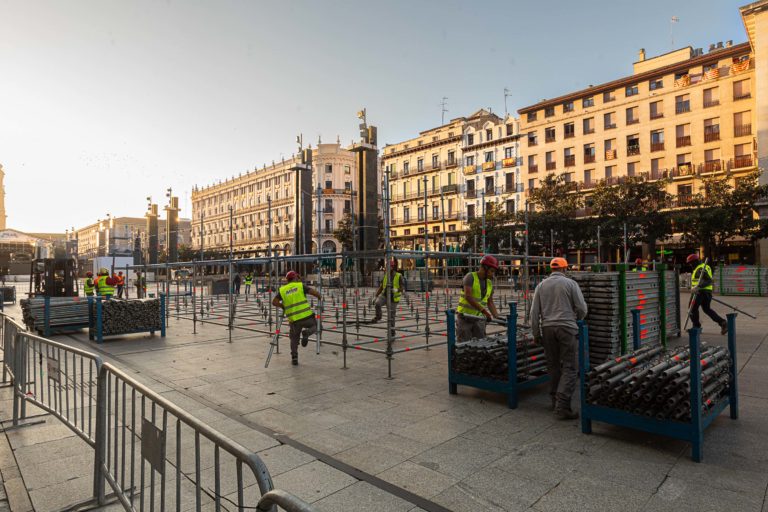 Comienza el Montaje de la Estructura Piramidal de la Ofrenda de Flores en la Plaza del Pilar