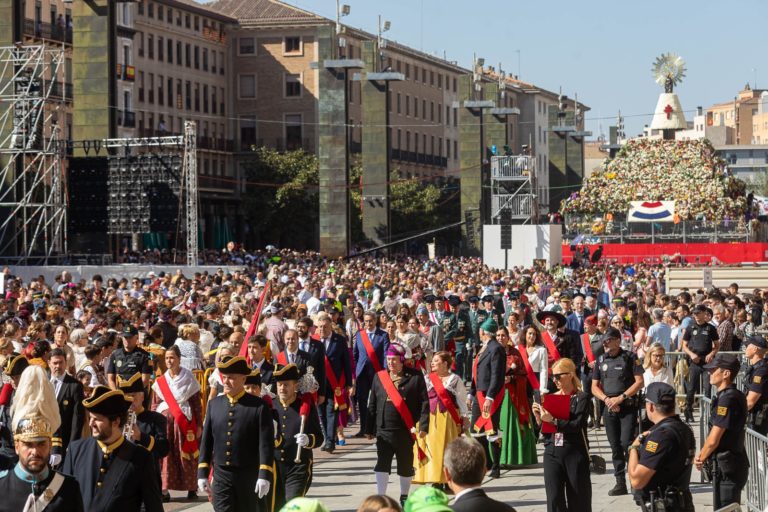 La Plaza del Pilar ya luce 7 millones de flores ofrendadas a la Virgen del Pilar