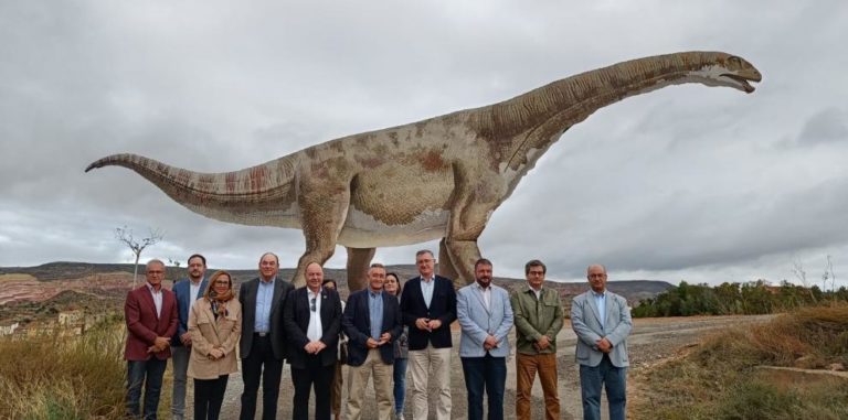 Inaugurada una escultura del ‘Turiasaurus’ en Riodeva como atractivo turístico
