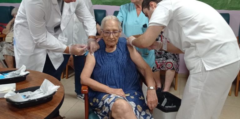 Abren las agendas de vacunación para mayores de 65 años