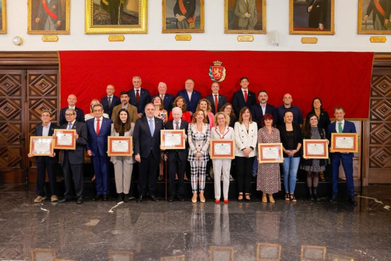 La alcaldesa entrega el título de Zaragozano Ejemplar a ocho vecinos por su compromiso con la ciudad