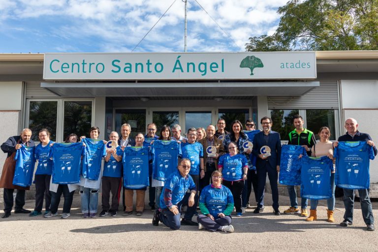 El taller ocupacional Alma ATADES Cerámica elabora los singulares trofeos de la carrera Ambar Ebrovida