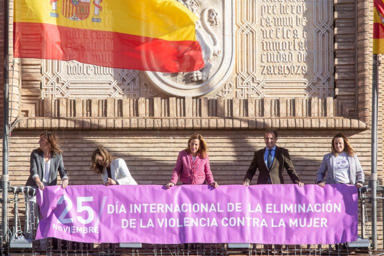Minuto de silencio y un lazo violeta para recordar a las víctimas de la violencia de género