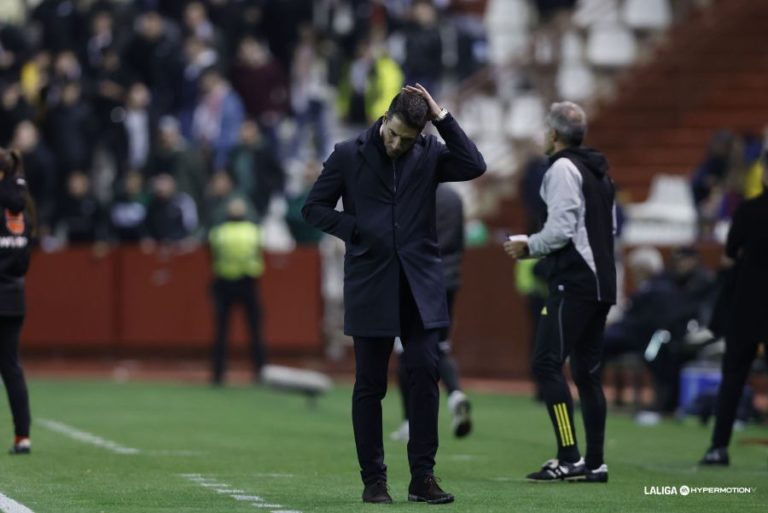 Julio Velázquez no pudo debutar con victoria en el banquillo del Real Zaragoza