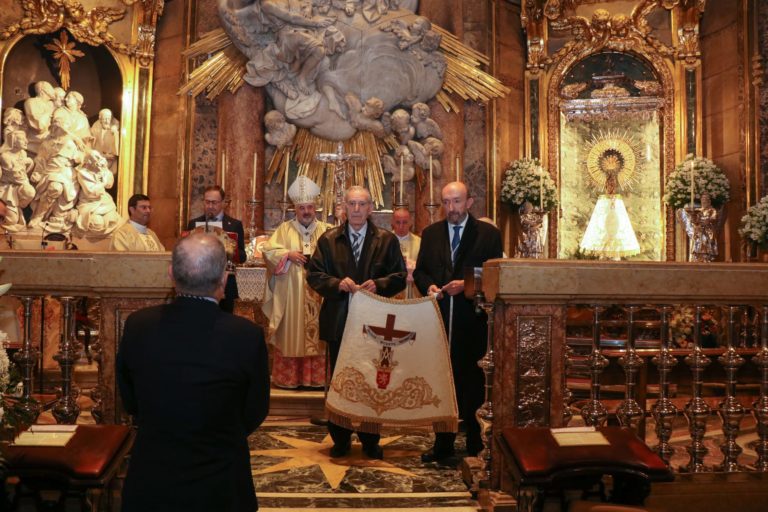 La Junta de Cofradías celebra su 75º aniversario donando un manto a la Virgen