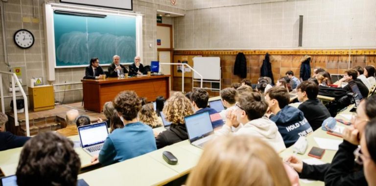 Azcón regresa a la Facultad de Derecho… para debatir con los alumnos