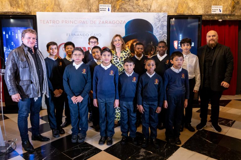 La alcaldesa Natalia Chueca presenta el regreso del clásico de Dickens «Cuento de Navidad» al Teatro Principal