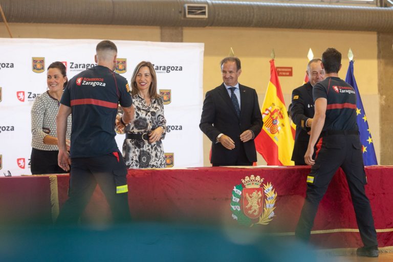 Zaragoza entrega los diplomas oficiales a la nueva promoción de bomberos