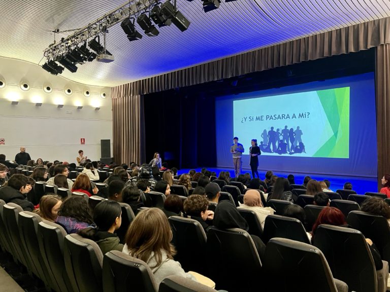 Más de 800 alumnos de Zaragoza asisten a una actividad de concienciación contra el Bullying