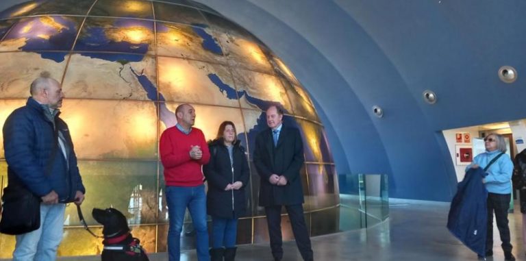 El Planetario de Aragón inaugura visitas guiadas para personas con discapacidad visual