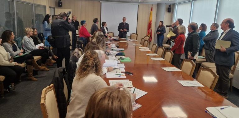 Sanidad aprueba 1.020 nuevas plazas y reducir a 35 horas semanales en 3 años