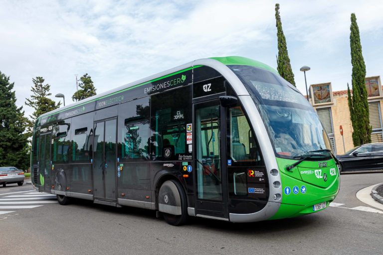 La red de autobuses urbanos y el tranvía reforzarán sus servicios durante esta Nochevieja