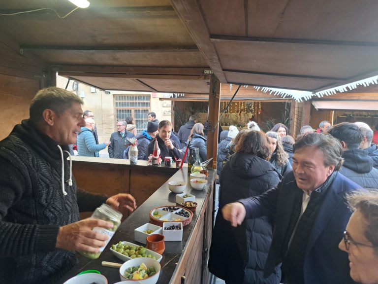 Teruel Existe defiende la agroalimentación de calidad como revulsivo para la provincia, en su visita a las ferias de la trufa y el aceite