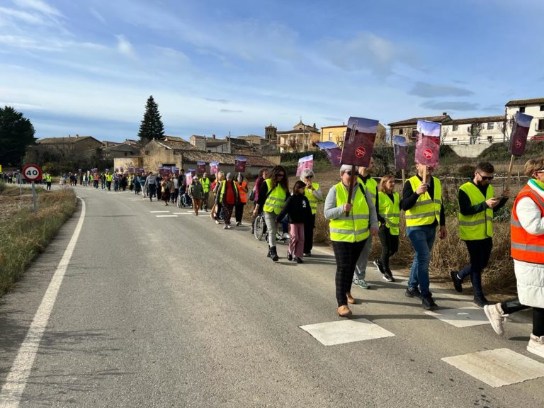 Más de 300 personas participan en la concentración por el arreglo de la carretera A-125
