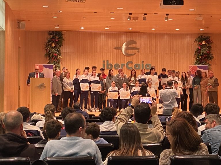 La Federación Aragonesa de Baloncesto presenta a sus selecciones para el CESA y galardona a los 23 deportistas aragoneses que fueron convocados con la española