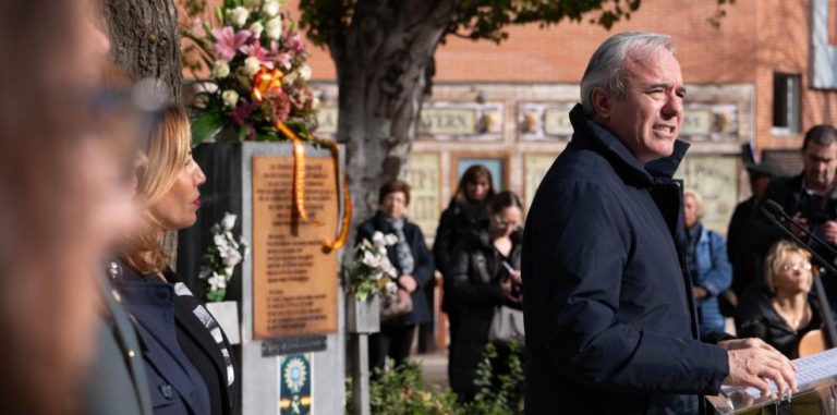 El Gobierno homenajea a las víctimas del atentado en la Casa Cuartel de Zaragoza