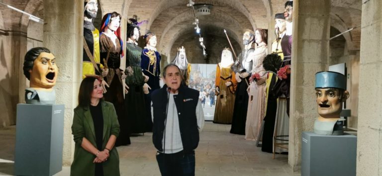 La Comparsa de Gigantes y Cabezudos de 1964 se expone en los Antiguos Depósitos Pignatelli