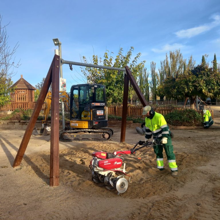 Los juegos infantiles del Parque del Agua recuperan su uso tras ser reparados