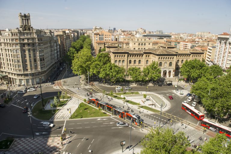 El Ayuntamiento de Zaragoza bonificará al 50% durante todo el 2024 las tarifas del bus y tranvía en sus principales abonos
