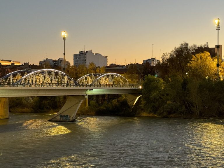 El Ayuntamiento logra reducir en un 81,16% el consumo energético del Puente de Hierro